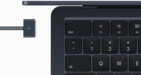 午夜色 MacBook Air 搭配同色系 MagSafe 磁吸充电线