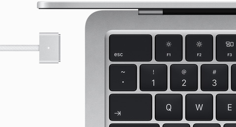 银色 MacBook Air 搭配同色系 MagSafe 磁吸充电线