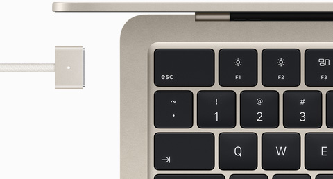 星光色 MacBook Air 搭配同色系 MagSafe 磁吸充电线