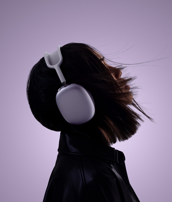 一位女子头部的侧面照。她戴着 AirPods Max，微微仰头。
